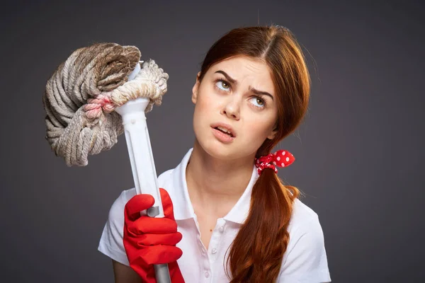 Limpeza senhora com expressão descontente esfregão nas salas de limpeza das mãos — Fotografia de Stock