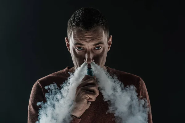 Hombre fuma humo de vapor Electrónica vapeo nicotina — Foto de Stock