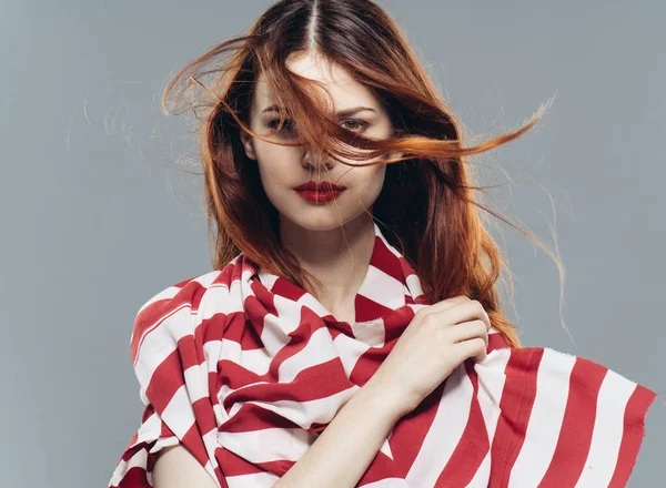 Mooie vrouw gestreepte sjaal charme rode lippen luxe — Stockfoto