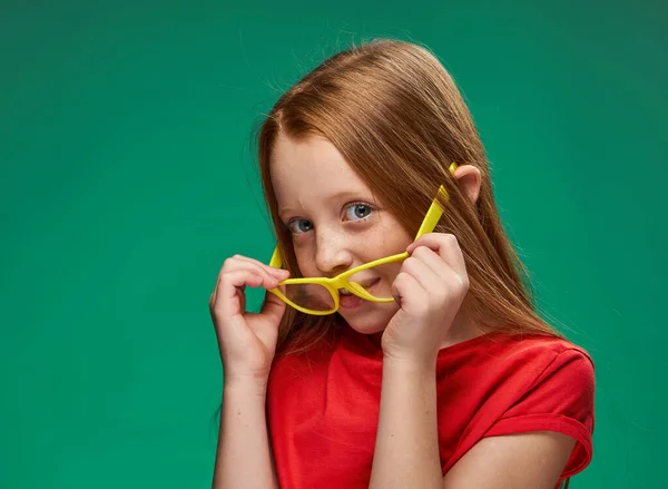 Χαριτωμένο κορίτσι κόκκινα μαλλιά κίτρινα γυαλιά προσώπου σχολείο συναισθήματα — Φωτογραφία Αρχείου