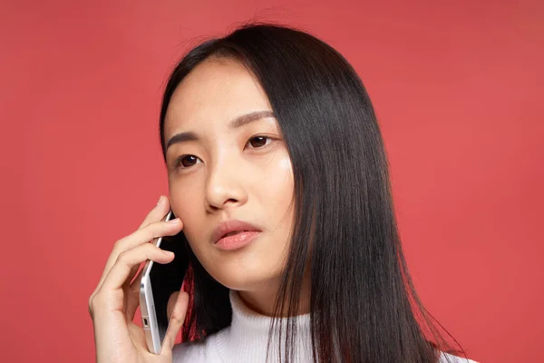 Женщина азиатского появления студии обрезанный вид говорить по телефону — стоковое фото