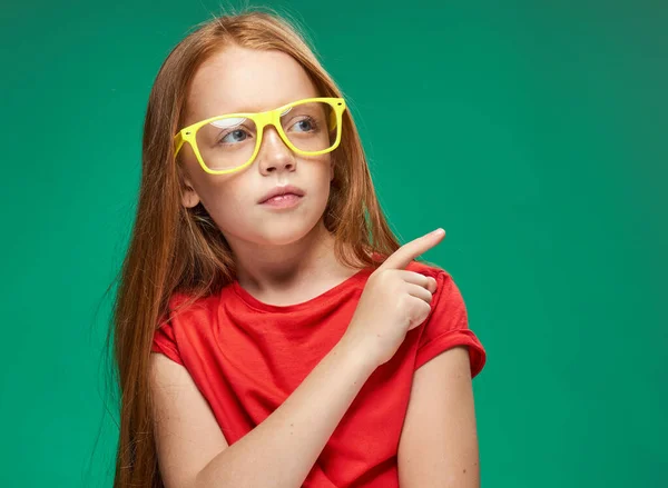 Mignonne fille lunettes de cheveux rouges éducation école fond vert — Photo