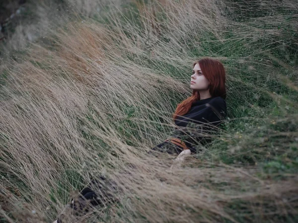 Romantická žena v černých šatech červené vlasy příroda suchá tráva podzim — Stock fotografie