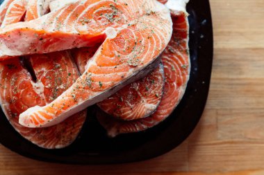 Baharatlı deniz ürünlerinde marine edilmiş bifteklerde kırmızı balık.