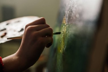 Ressam bir resim çizer bir resim paleti resminin üzerine