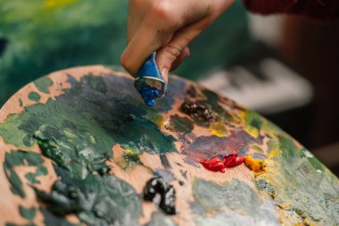 Ressam bir resim çizer bir resim paleti resminin üzerine