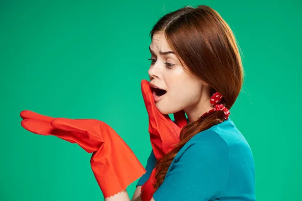 Fröhliche rothaarige Frau mit Gummihandschuhen — Stockfoto