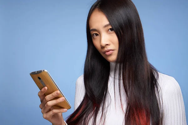 Красивая женщина азиатский внешний вид телефона руки технологии интернет-связи — стоковое фото