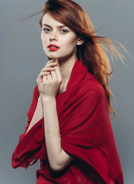 Привлекательная женщина красный платок гламур роскошный студийный стиль жизни — стоковое фото