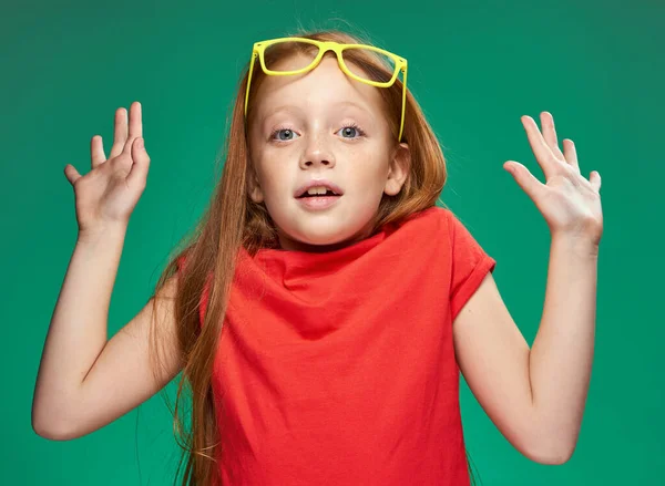 Menina emocional com cabelo vermelho vestindo óculos amarelos escola isolado fundo — Fotografia de Stock