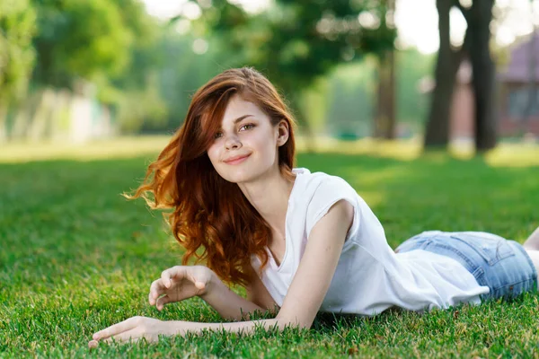 Hübsche Frau liegt auf dem Gras Ruhe Park Natur frische Luft — Stockfoto