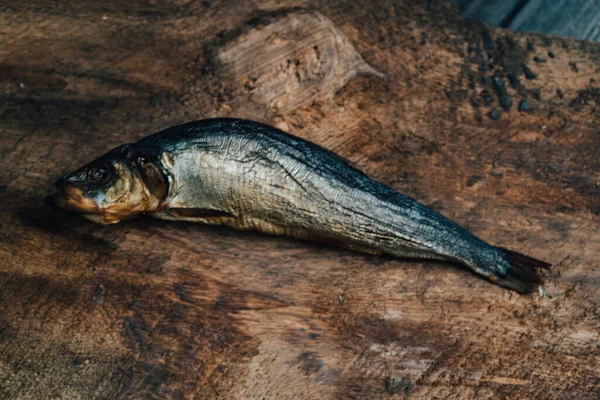 Pesce essiccato si trova su un tavolo di legno vista dall'alto texture immagine di sfondo — Foto Stock