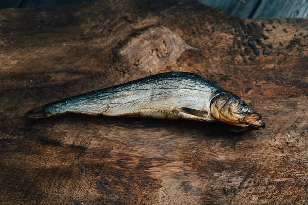 Pesce essiccato si trova su un tavolo di legno vista dall'alto texture immagine di sfondo — Foto Stock