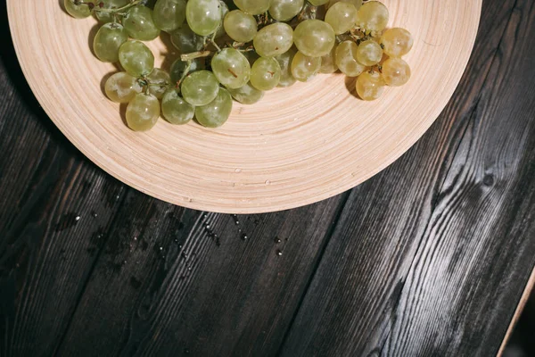 Разноцветный виноград на тарелке витамины свежести фруктов органические — стоковое фото