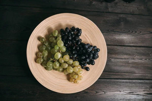 Белый и черный виноград на тарелке сочность витамины свежести — стоковое фото