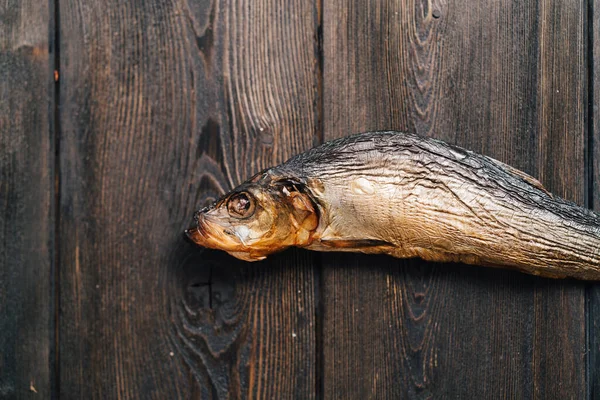 말린 생선 이나무 식탁 위에 놓여 있는 모습 — 스톡 사진