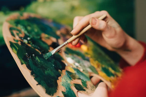 Woman paints a picture with watercolor paint art — Stock Photo, Image