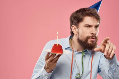 Mum şapkalı erkek doğum günü pastası.