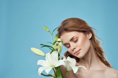 Çekici bayan beyaz çiçekler mavi arka plan kırpılmış manzara