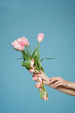 Bir buket güzel çiçek hediye olarak kadınlara günlük yaşam biçimi