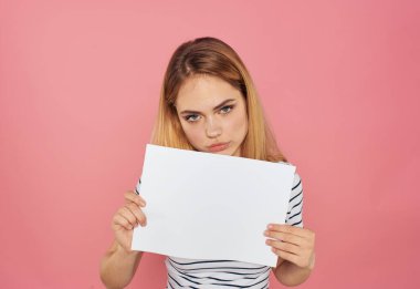 Pembe arka plan reklamları üzerine beyaz sayfa kağıtları olan kadın.