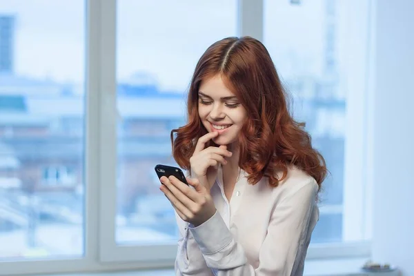 Mujer con teléfono en las manos en la tecnología de oficina profesional —  Fotos de Stock