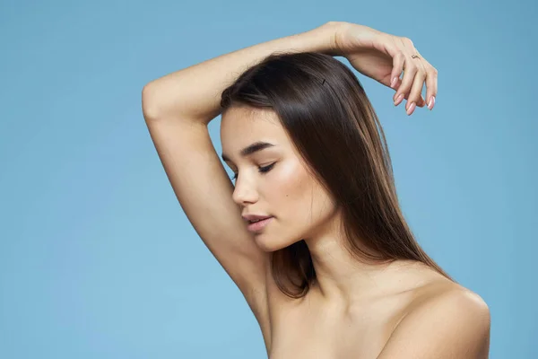Bella donna spalle nude cura dei capelli close-up banca sfondo blu — Foto Stock