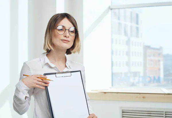 Sala de finanzas mujer documentos comerciales ventana interior — Foto de Stock