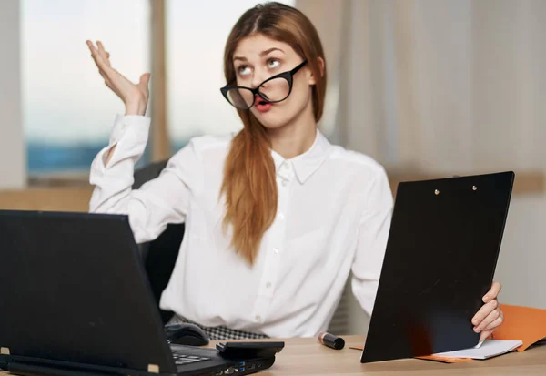 Женщина секретарь в белой рубашке рабочий стол ноутбук эмоции работы — стоковое фото