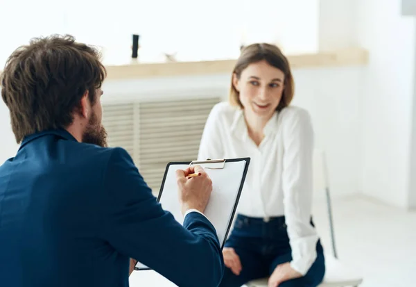 Un uomo accanto a una donna comunicazione discussione consultazione professionale problemi mentali — Foto Stock