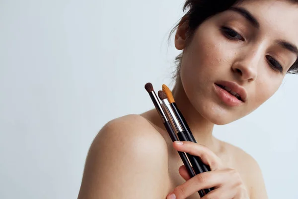 Bella donna spalle nude trucco pennello cosmetici cura della pelle — Foto Stock