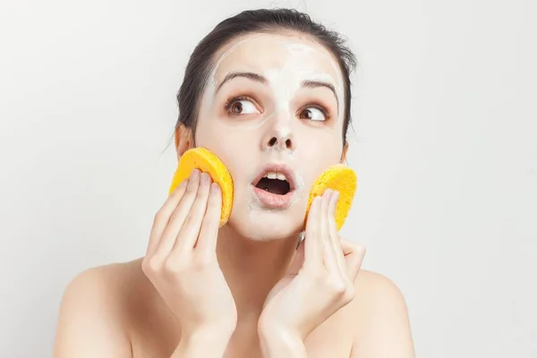 Pretty Brunette telanjang Shoulders Facial Cream Spa Treatments — Stok Foto