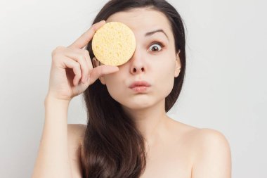 Çıplak omuzlu komik bir nar gevşek saçlı, temiz yüzlü süngerler.