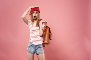 Kadın moda kadını stüdyo stüdyosu eğlenceli mavi pembe arka plan