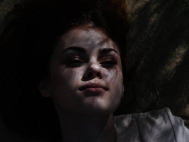 Doğadaki kadın yerde yatıyor dinleniyor güneş taze hava yolculuğu