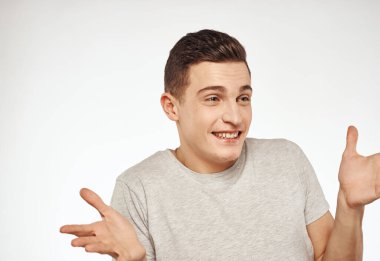 Tişört giymiş yakışıklı bir adam. Duyguları yakın çekim stüdyo görüntüsü.