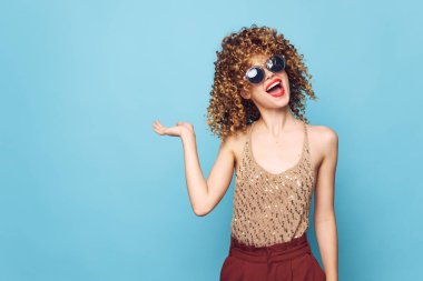 Seksi model kırmızı dudaklar kıvırcık saçlar Kopyala Uzay el hareketi parlak makyaj 