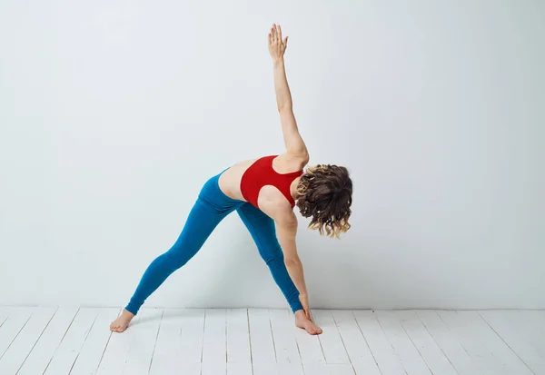 Vrouw spreidde haar benen voorover gebogen sport fitness gymnastiek yoga — Stockfoto