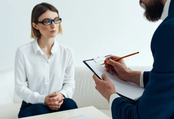 Documentos mulher no sofá e homem de negócios no escritório — Fotografia de Stock