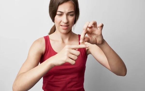 Wanita dengan jari patah dalam masalah kesehatan t-shirt merah — Stok Foto