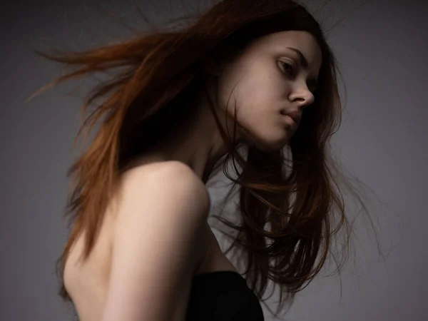 美丽的女人，红头发，灰色背景，赤身露体的肩膀 — 图库照片