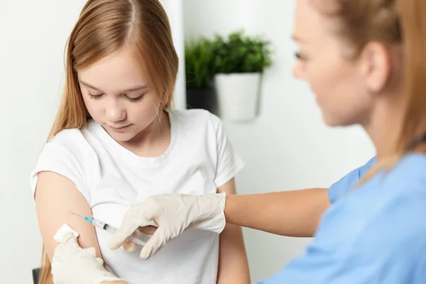 Médico fêmea que administra uma injeção a uma vacinação de saúde infantil — Fotografia de Stock