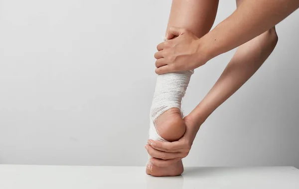 Curvado perna lesão medicina cinza fundo problemas — Fotografia de Stock