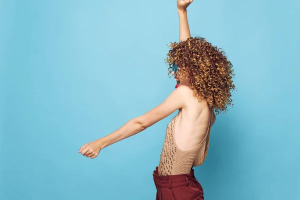 Mulher atraente Curly cabelo divertido gesto com as mãos modelo roupas de moda — Fotografia de Stock