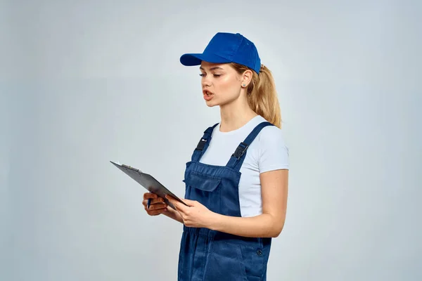 Woman in blue cap uniform providing delivery job service — Stock Photo, Image