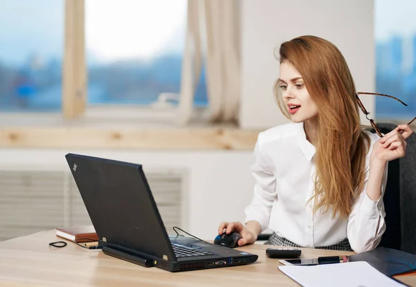 Üzleti nő titkár munka íróasztal laptop munka iroda — Stock Fotó
