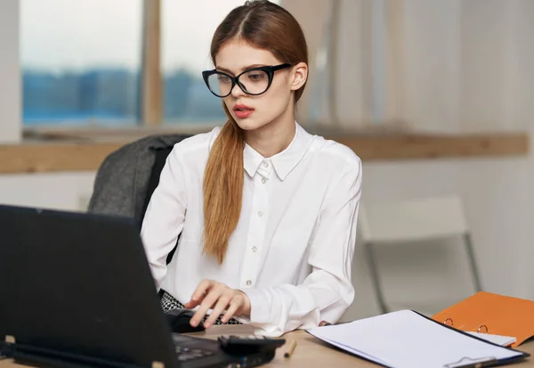 Secretários mulher secretária escritório laptop tecnologia profissional — Fotografia de Stock