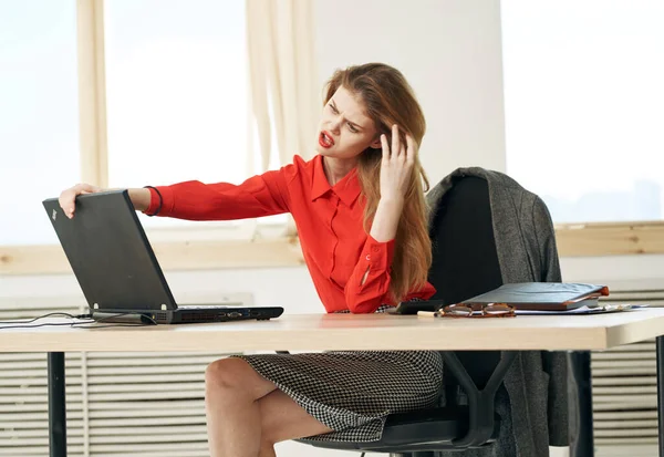 Mujer de negocios escritorio oficina laptop secretaria —  Fotos de Stock