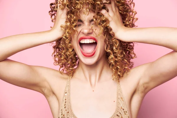 Schöne Frau Locken Energie weit geöffneten Mund modische Kleidung Hintergrund — Stockfoto