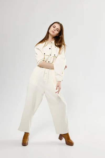 白いジャンプスーツのスタジオファッションライフスタイルモデルの可愛い女性 — ストック写真